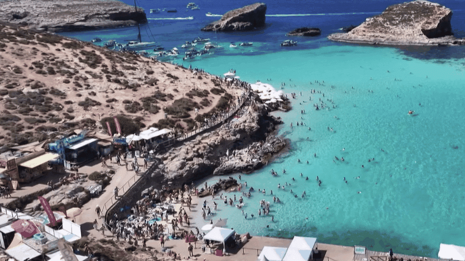 Surtourisme à Malte : le lagon bleu étouffe sous les masses, une leçon pour la RDC