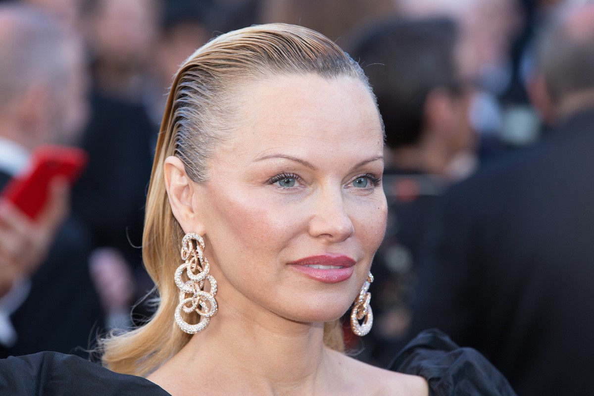 Pamela Anderson à Milan : le retour du smoky eye, une leçon de souveraineté beauté