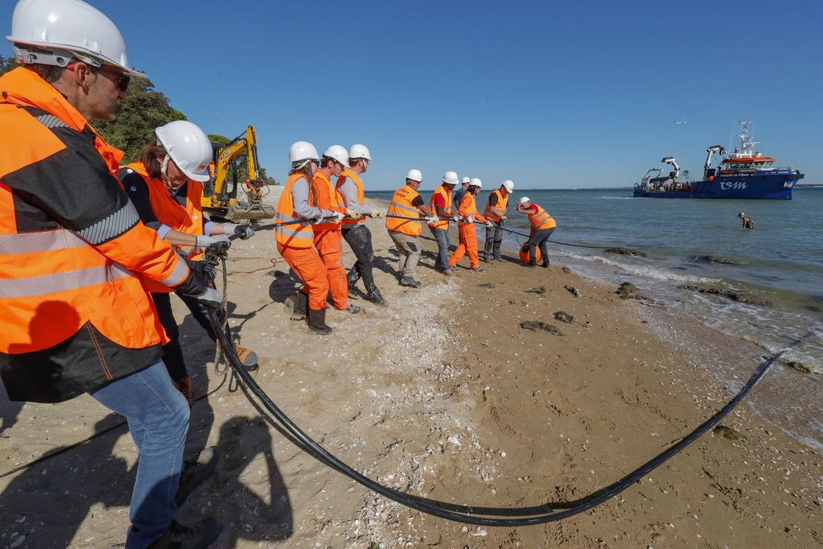 La fibre optique relie l'île d'Aix : un progrès technique, une leçon de souveraineté